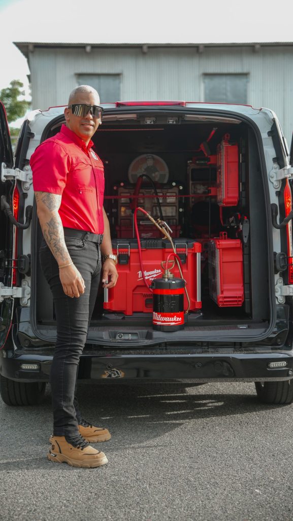 Técnico de WES con el equipo de trabajo en la guagua