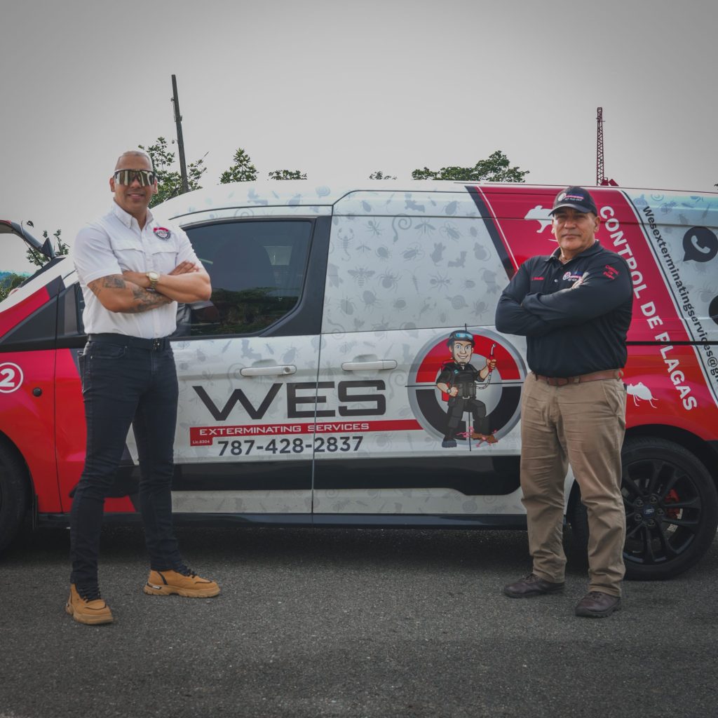 Guagua rotulada de WES con dos técnicos